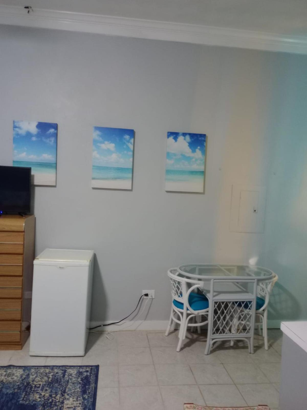Surfers Manor Motel Gregory Town 외부 사진